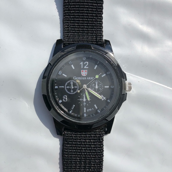 Black Men's Watch - new battery - Picture 1 of 3